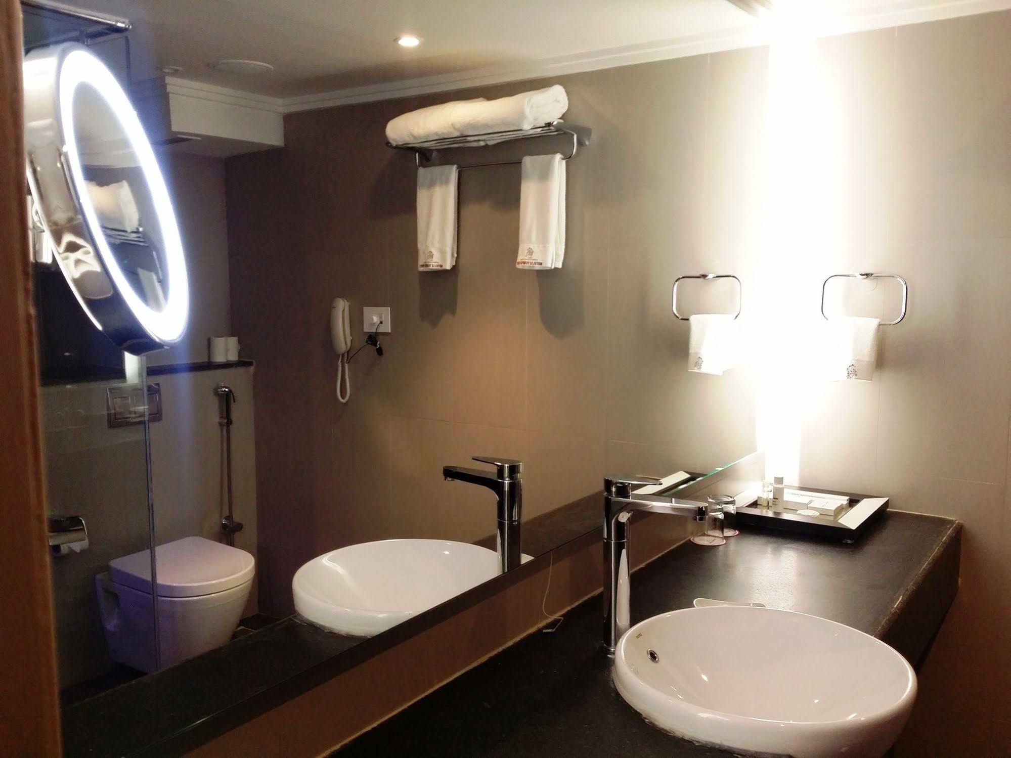 Hotel Oxina Lygon Tiruchirappalli ภายนอก รูปภาพ